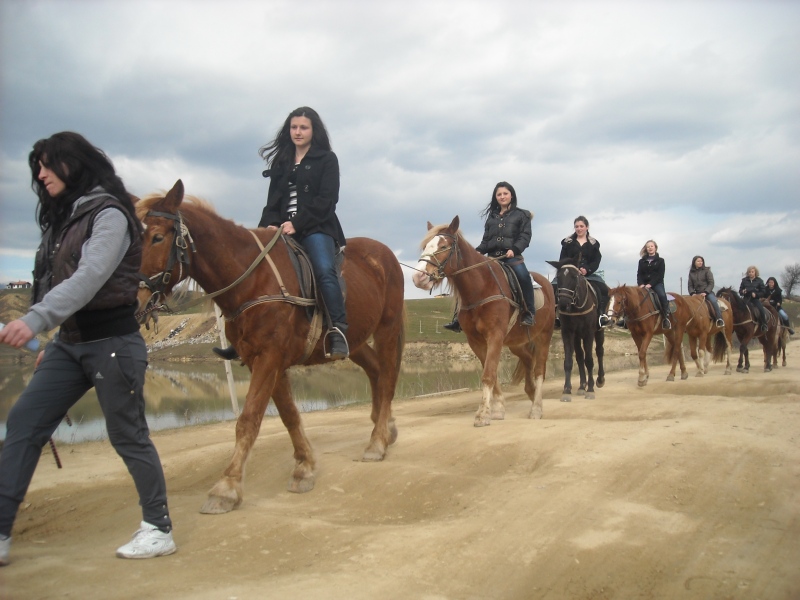 Ученици от Сандански проведоха учебна практика в конна база Периволас